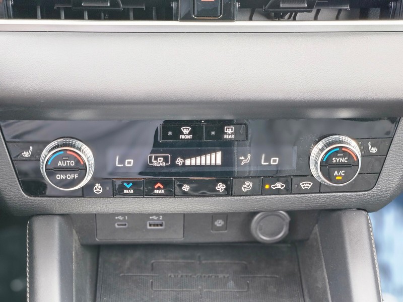Mitsubishi Outlander PHEV Vehicle Full-screen Gallery Image 23