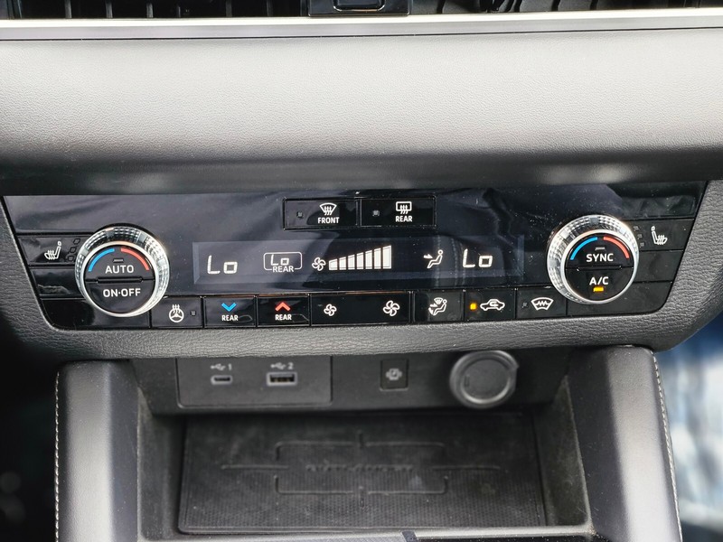 Mitsubishi Outlander PHEV Vehicle Full-screen Gallery Image 24