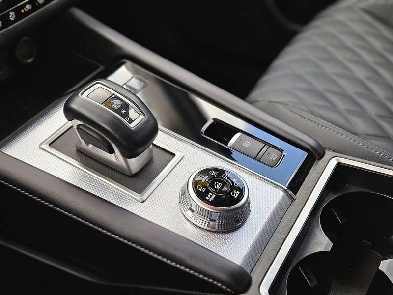 Mitsubishi Outlander PHEV Vehicle Full-screen Gallery Image 25
