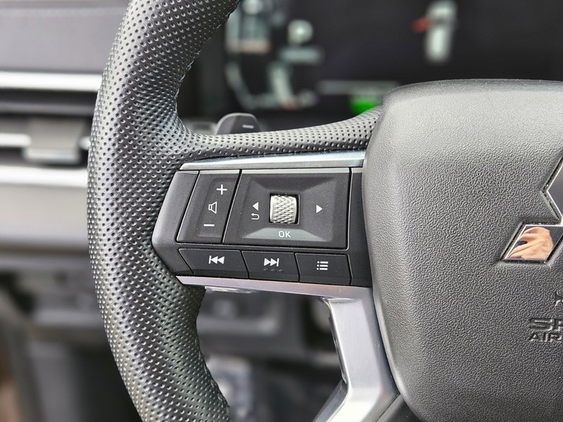 Mitsubishi Outlander PHEV Vehicle Full-screen Gallery Image 27