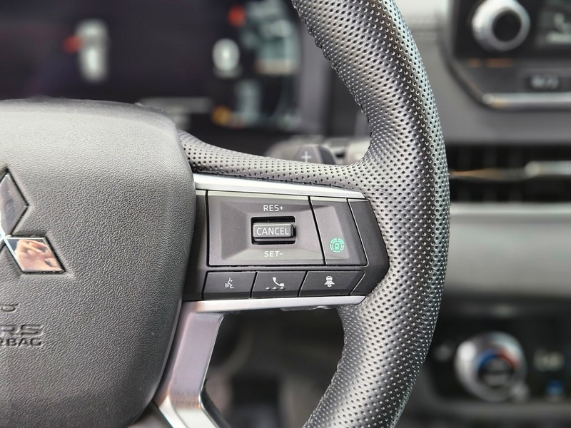 Mitsubishi Outlander PHEV Vehicle Full-screen Gallery Image 28