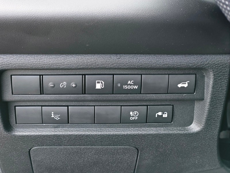 Mitsubishi Outlander PHEV Vehicle Full-screen Gallery Image 30