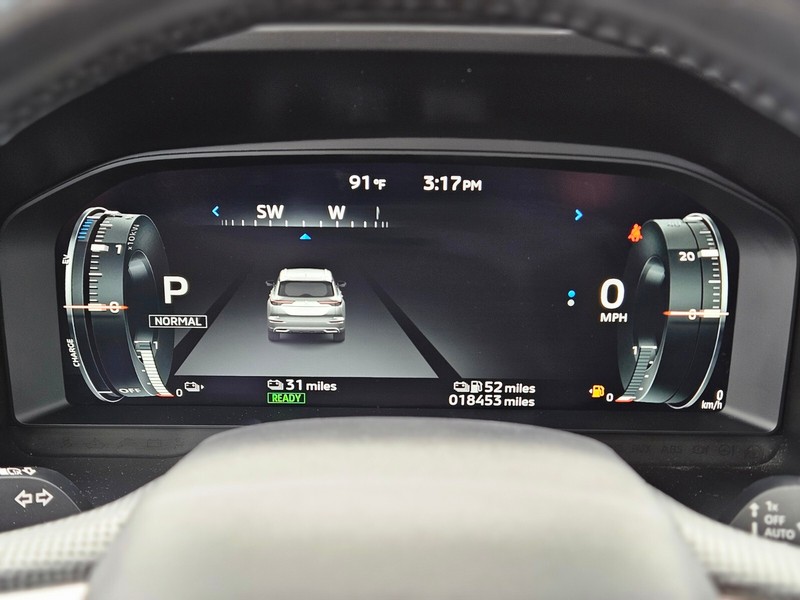 Mitsubishi Outlander PHEV Vehicle Full-screen Gallery Image 31