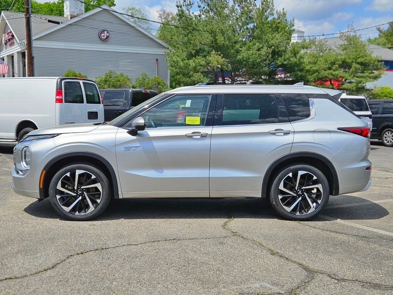 Mitsubishi Outlander PHEV Vehicle Full-screen Gallery Image 02