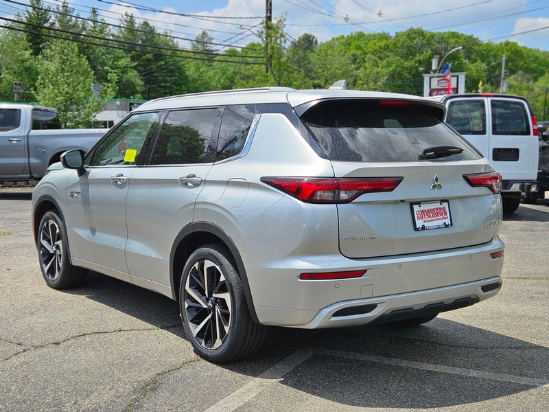 Mitsubishi Outlander PHEV Vehicle Full-screen Gallery Image 03