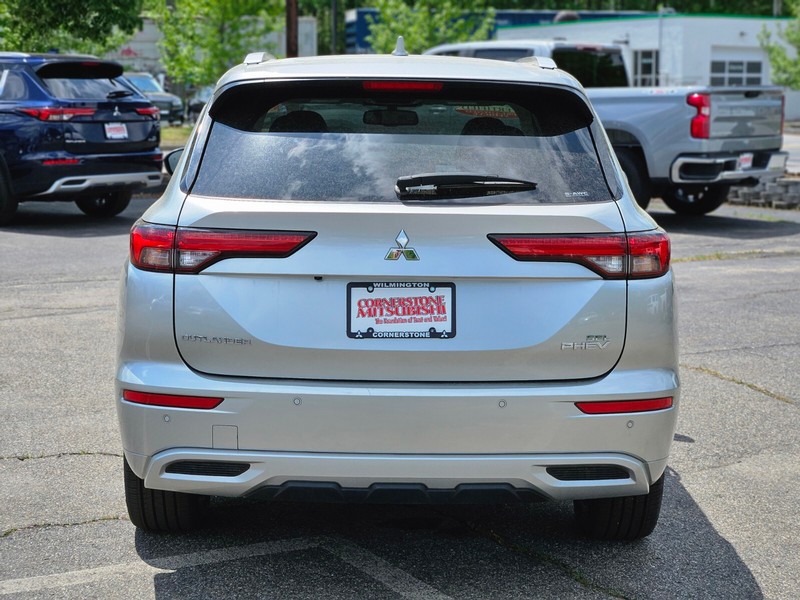 Mitsubishi Outlander PHEV Vehicle Full-screen Gallery Image 04