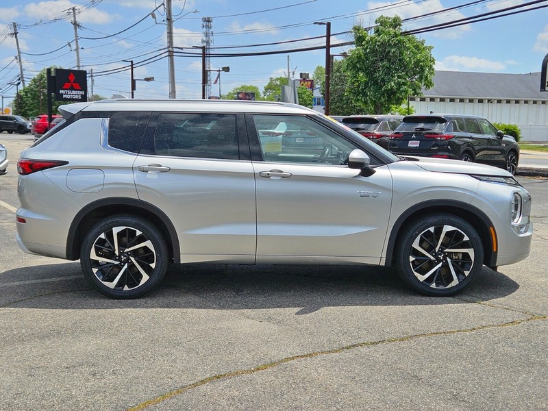 Mitsubishi Outlander PHEV Vehicle Full-screen Gallery Image 06