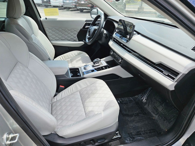 Mitsubishi Outlander PHEV Vehicle Full-screen Gallery Image 09