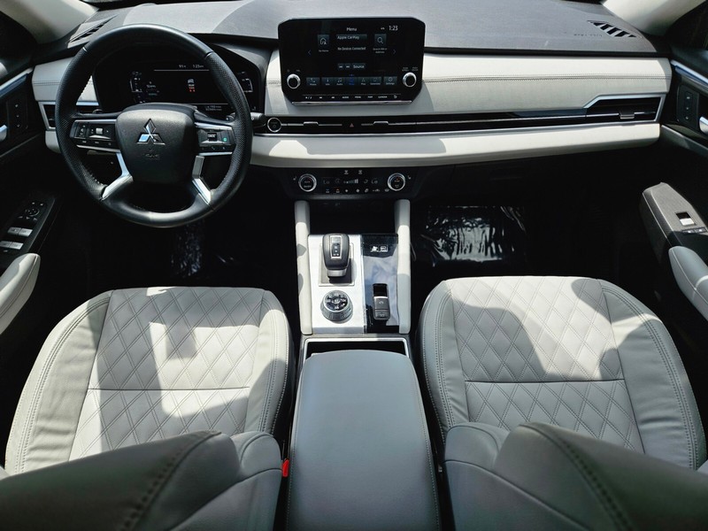 Mitsubishi Outlander PHEV Vehicle Full-screen Gallery Image 10
