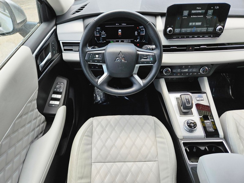 Mitsubishi Outlander PHEV Vehicle Full-screen Gallery Image 11