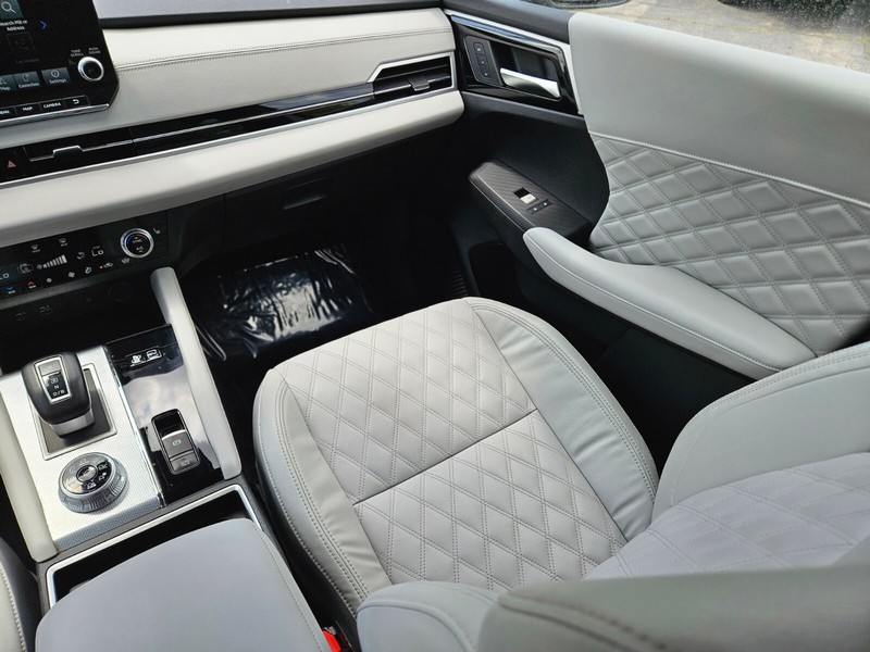 Mitsubishi Outlander PHEV Vehicle Full-screen Gallery Image 12