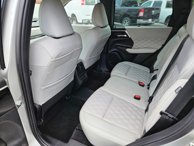 Mitsubishi Outlander PHEV Vehicle Full-screen Gallery Image 13