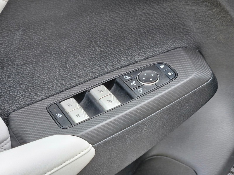 Mitsubishi Outlander PHEV Vehicle Full-screen Gallery Image 14