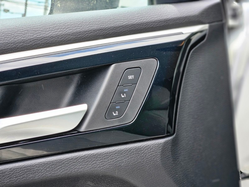 Mitsubishi Outlander PHEV Vehicle Full-screen Gallery Image 15