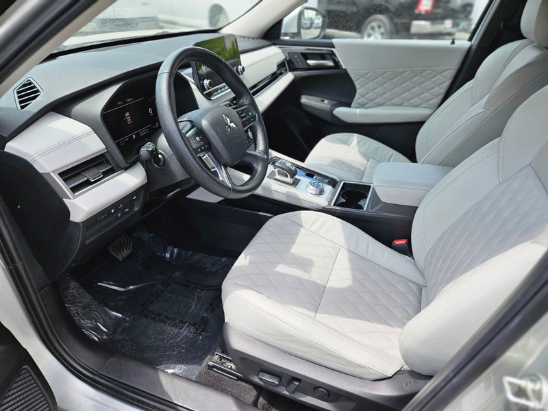 Mitsubishi Outlander PHEV Vehicle Full-screen Gallery Image 16