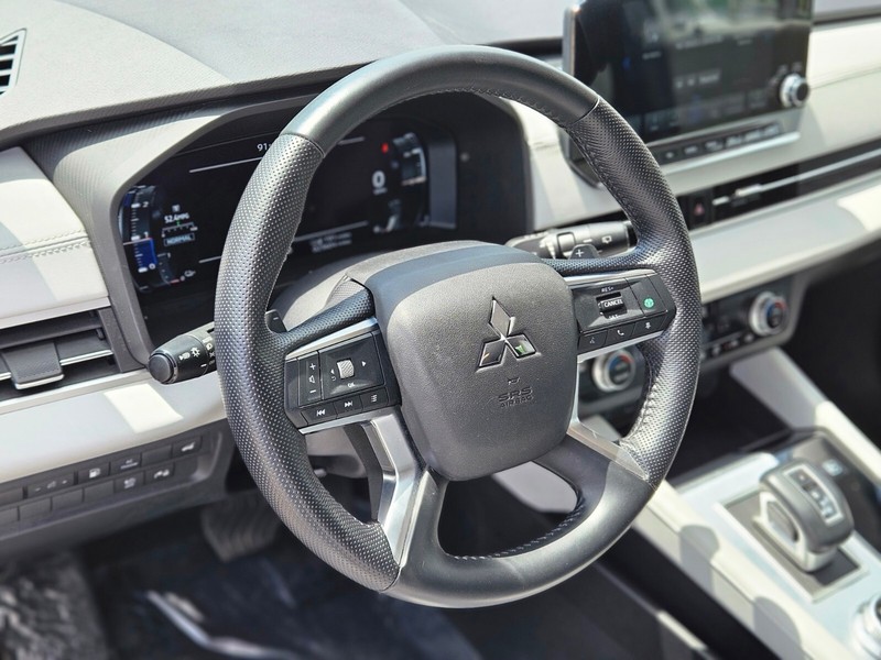 Mitsubishi Outlander PHEV Vehicle Full-screen Gallery Image 17