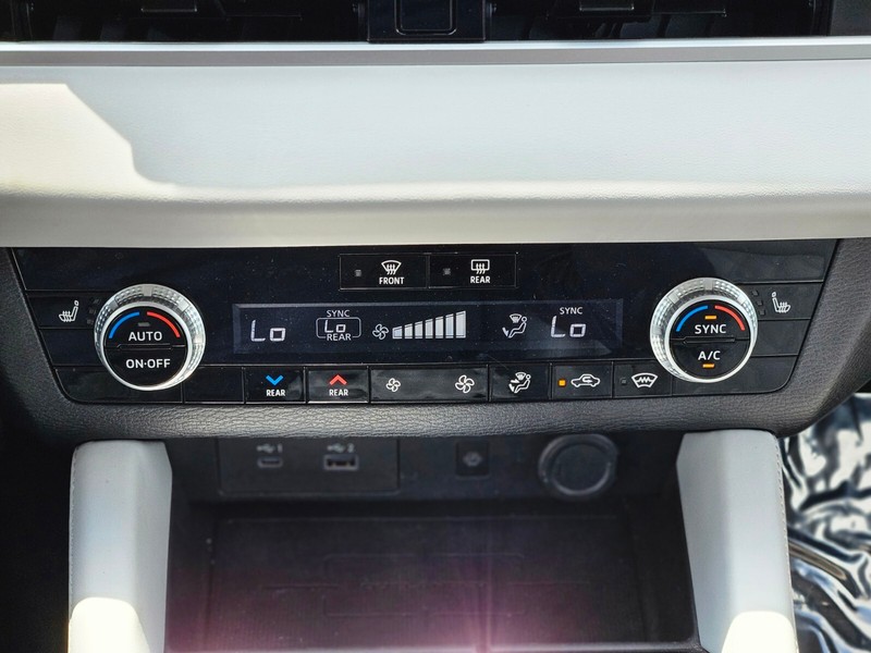 Mitsubishi Outlander PHEV Vehicle Full-screen Gallery Image 21