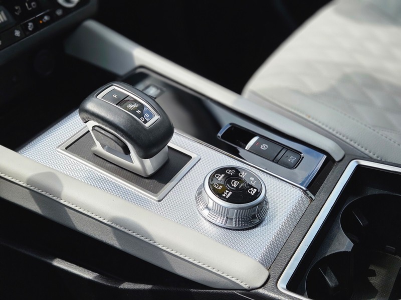 Mitsubishi Outlander PHEV Vehicle Full-screen Gallery Image 22