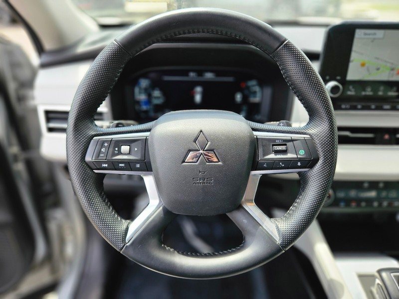 Mitsubishi Outlander PHEV Vehicle Full-screen Gallery Image 23