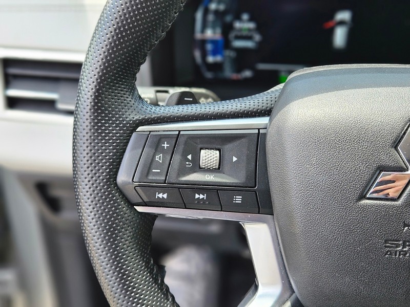 Mitsubishi Outlander PHEV Vehicle Full-screen Gallery Image 24