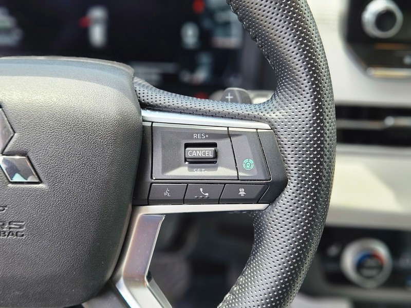 Mitsubishi Outlander PHEV Vehicle Full-screen Gallery Image 25