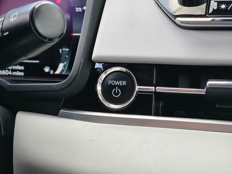 Mitsubishi Outlander PHEV Vehicle Full-screen Gallery Image 26