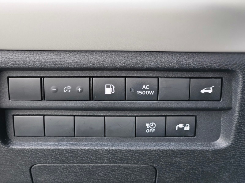 Mitsubishi Outlander PHEV Vehicle Full-screen Gallery Image 27