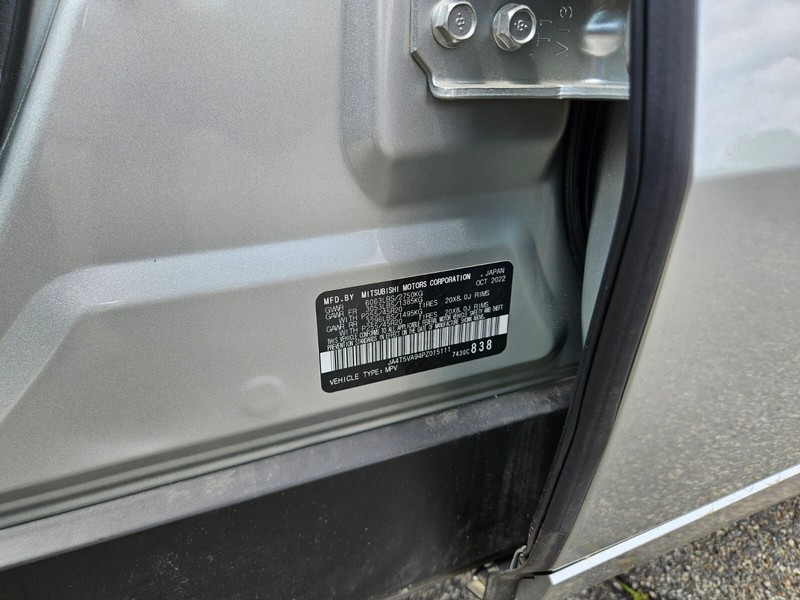 Mitsubishi Outlander PHEV Vehicle Full-screen Gallery Image 29