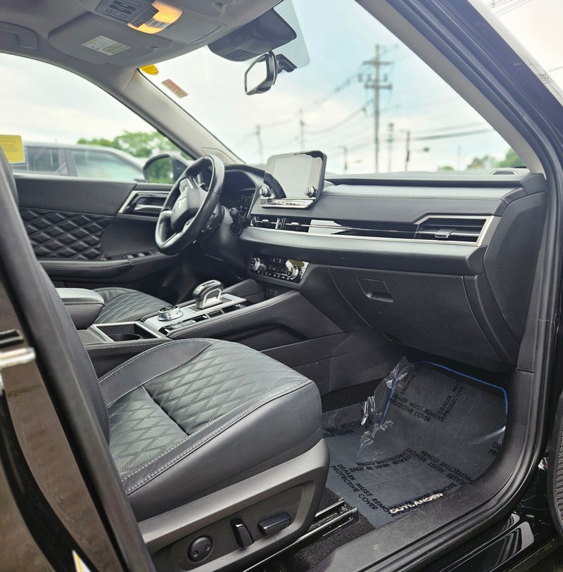 Mitsubishi Outlander PHEV Vehicle Full-screen Gallery Image 09