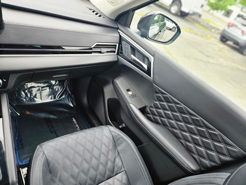 Mitsubishi Outlander PHEV Vehicle Full-screen Gallery Image 12