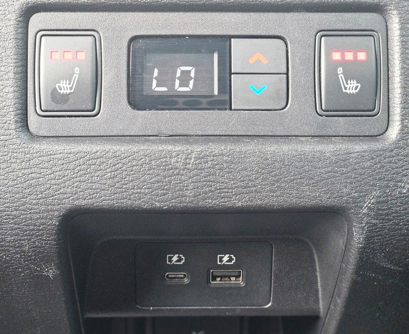 Mitsubishi Outlander PHEV Vehicle Full-screen Gallery Image 13