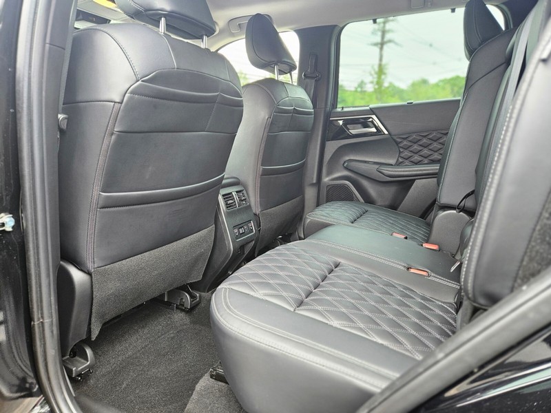 Mitsubishi Outlander PHEV Vehicle Full-screen Gallery Image 14