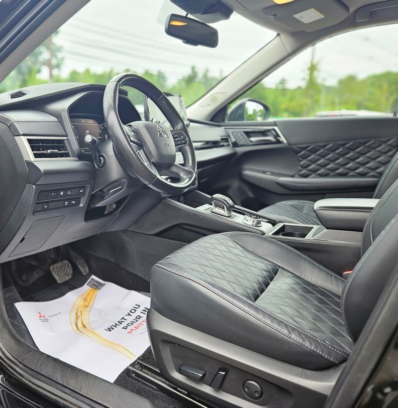 Mitsubishi Outlander PHEV Vehicle Full-screen Gallery Image 15