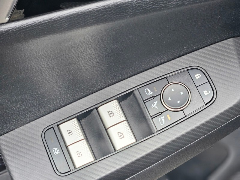 Mitsubishi Outlander PHEV Vehicle Full-screen Gallery Image 16