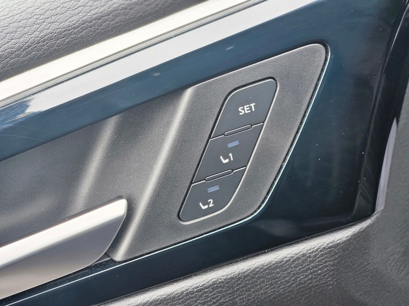 Mitsubishi Outlander PHEV Vehicle Full-screen Gallery Image 17