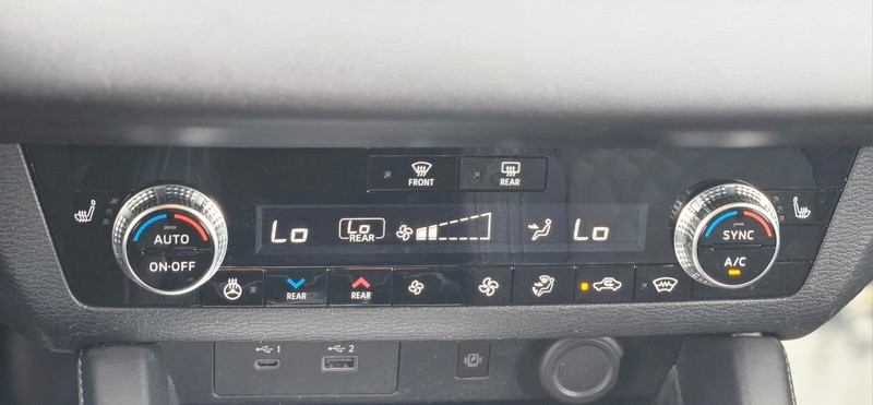 Mitsubishi Outlander PHEV Vehicle Full-screen Gallery Image 20