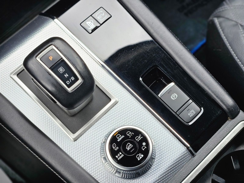 Mitsubishi Outlander PHEV Vehicle Full-screen Gallery Image 21