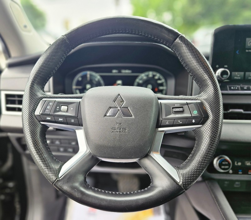 Mitsubishi Outlander PHEV Vehicle Full-screen Gallery Image 23