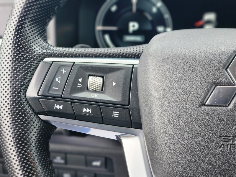 Mitsubishi Outlander PHEV Vehicle Full-screen Gallery Image 24
