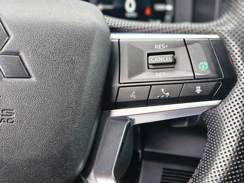 Mitsubishi Outlander PHEV Vehicle Full-screen Gallery Image 25