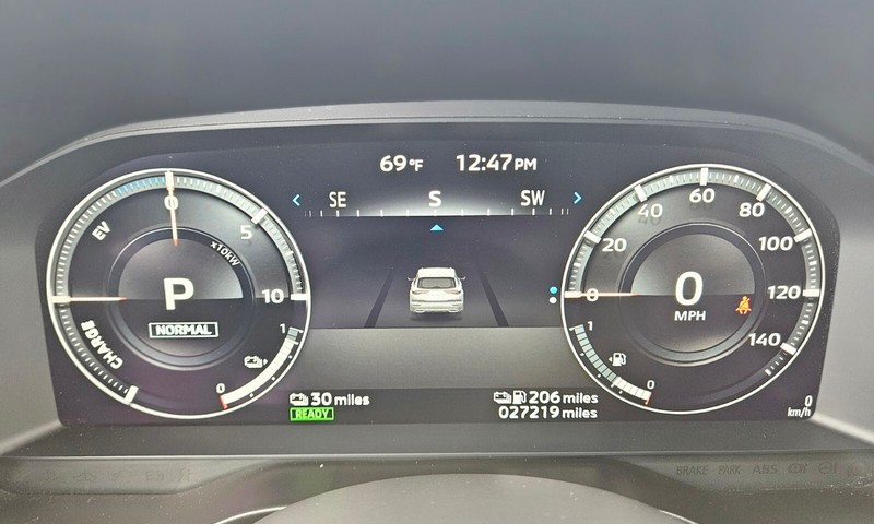 Mitsubishi Outlander PHEV Vehicle Full-screen Gallery Image 26