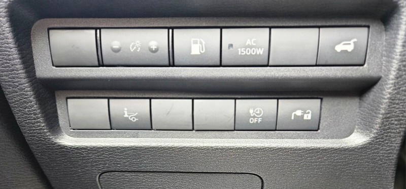 Mitsubishi Outlander PHEV Vehicle Full-screen Gallery Image 27