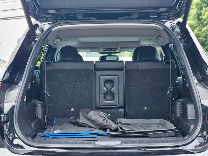 Mitsubishi Outlander PHEV Vehicle Full-screen Gallery Image 28