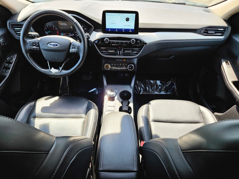 Ford Escape Vehicle Full-screen Gallery Image 12