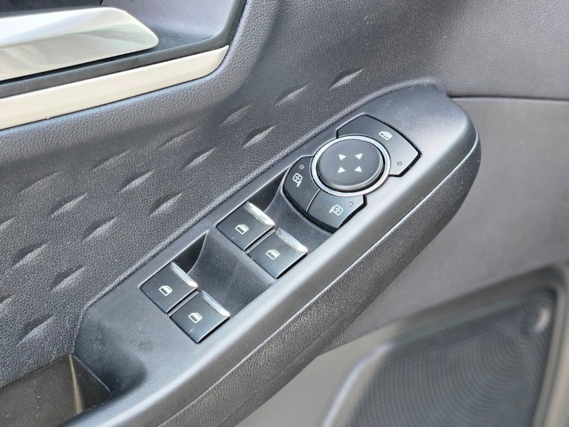 Ford Escape Vehicle Full-screen Gallery Image 16