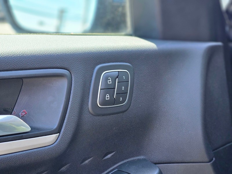 Ford Escape Vehicle Full-screen Gallery Image 17