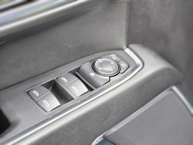 Chevrolet Silverado 1500 Vehicle Full-screen Gallery Image 16