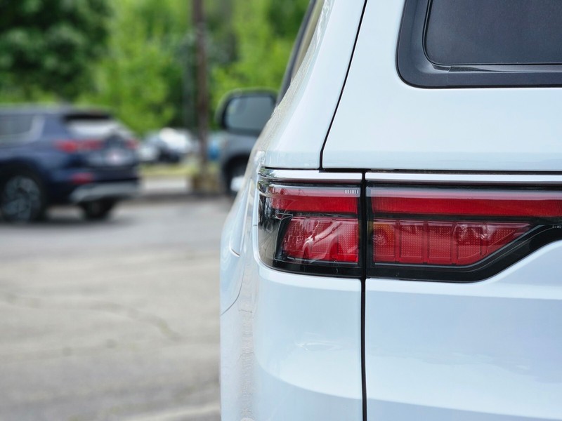 Jeep Wagoneer Vehicle Full-screen Gallery Image 09