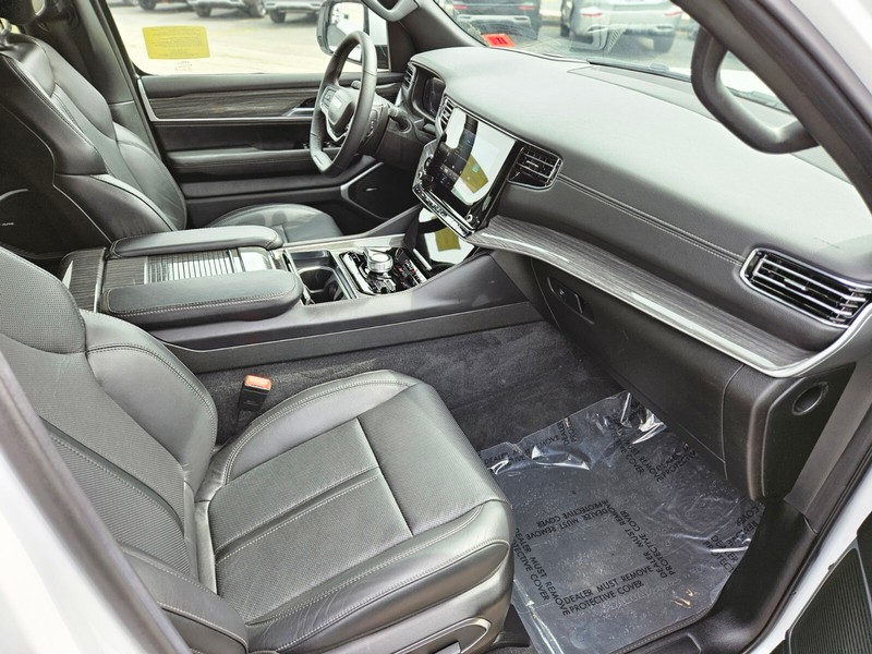 Jeep Wagoneer Vehicle Full-screen Gallery Image 11