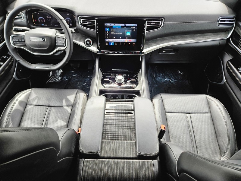 Jeep Wagoneer Vehicle Full-screen Gallery Image 12